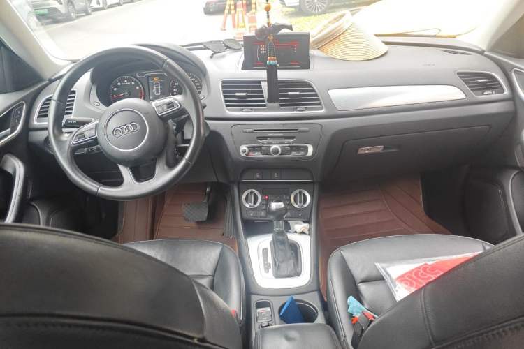 Used Audi Q3 2013 35 TFSI Comfort Model Center Console