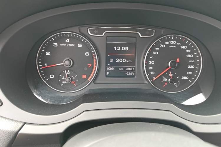 Used Audi Q3 2013 35 TFSI quattro Luxury Model Odometer Close Up