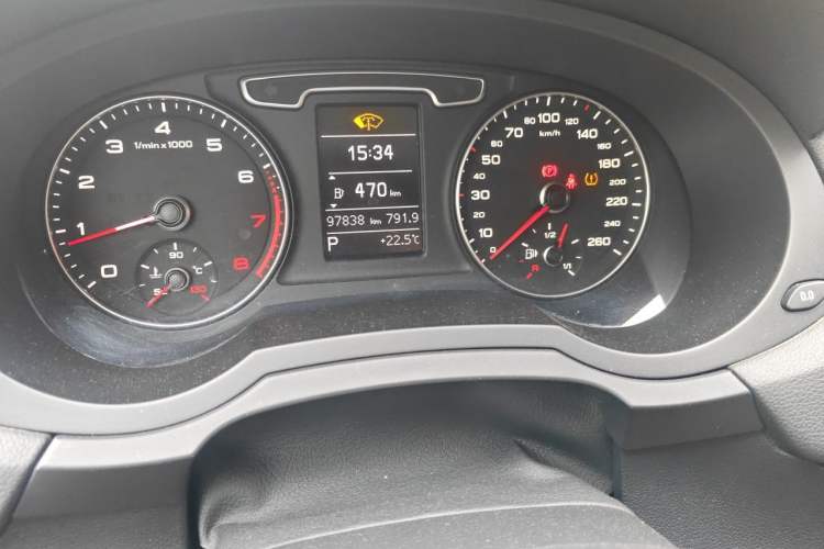 Used Audi Q3 2013 35 TFSI Comfort Model Odometer Close Up