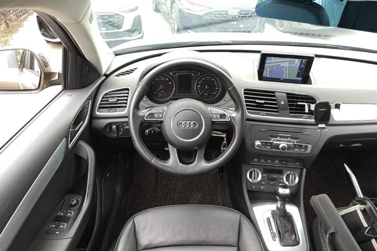 Used Audi Q3 2013 35 TFSI quattro Luxury Model Steering Wheel