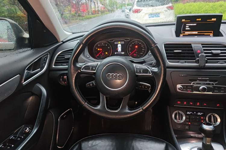 Used Audi Q3 2013 35 TFSI quattro Luxury Model Steering Wheel