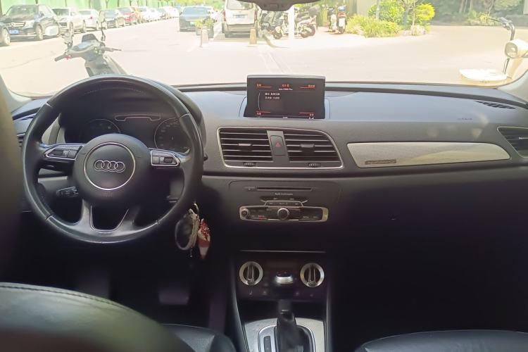 Used Audi Q3 2013 35 TFSI quattro Technology Edition Center Console