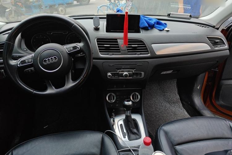 Used Audi Q3 2013 35 TFSI Comfort Model Center Console