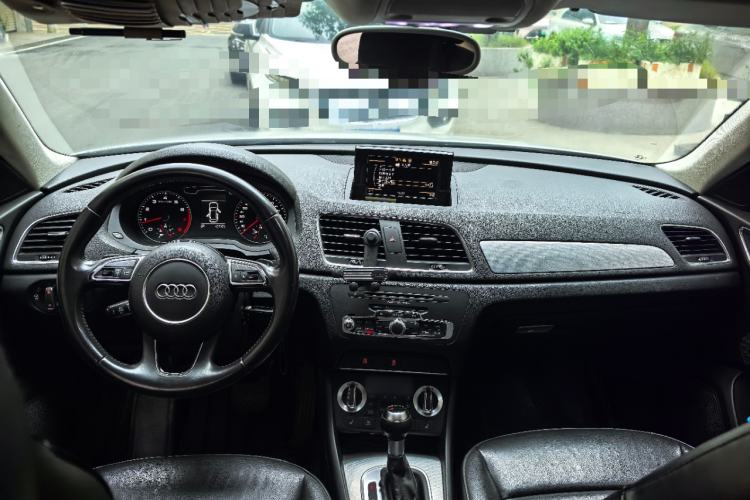 Used Audi Q3 2013 35 TFSI Comfort Model Center Console