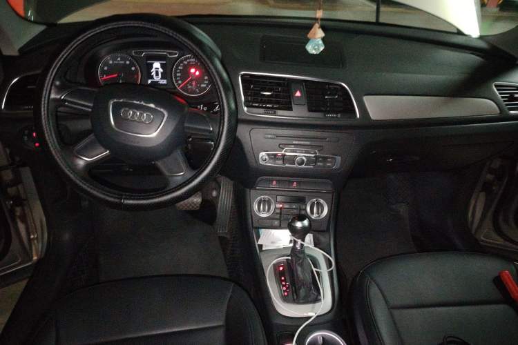 Used Audi Q3 2013 35 TFSI Ambition Edition Center Console