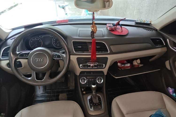 Used Audi Q3 2013 35 TFSI Ambition Edition Center Console