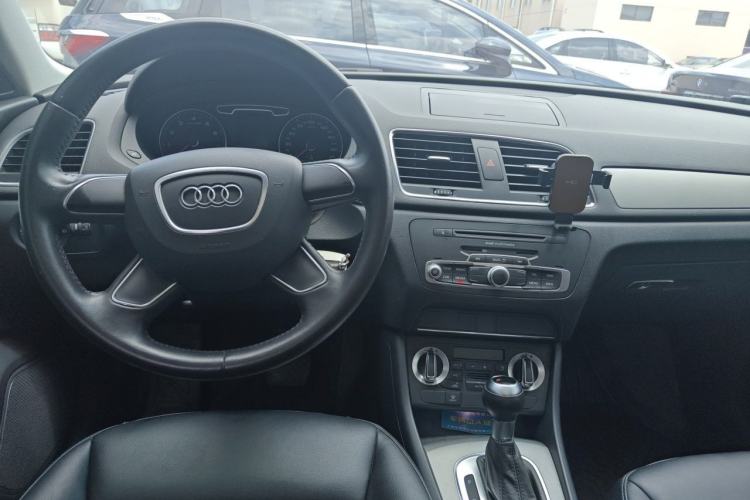 Used Audi Q3 2013 35 TFSI Ambition Edition Center Console