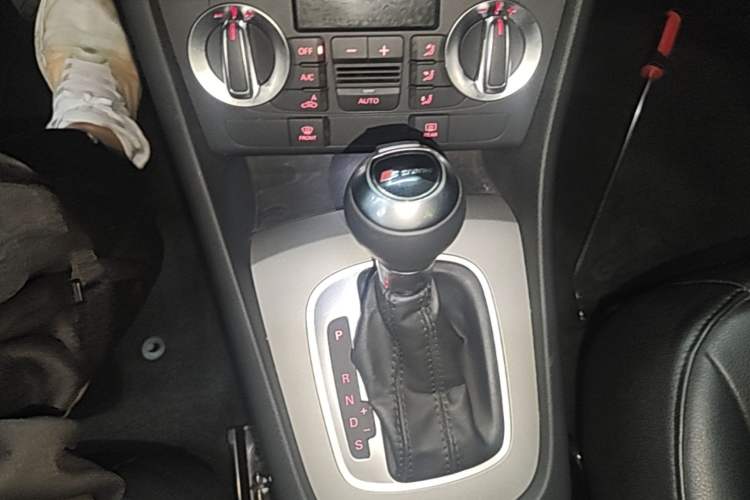 Used Audi Q3 2013 35 TFSI Ambition Edition Gear Lever