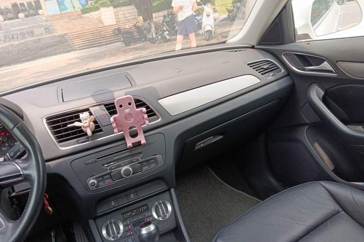 Used Audi Q3 2013 35 TFSI Ambition Edition Audio And AC Panel