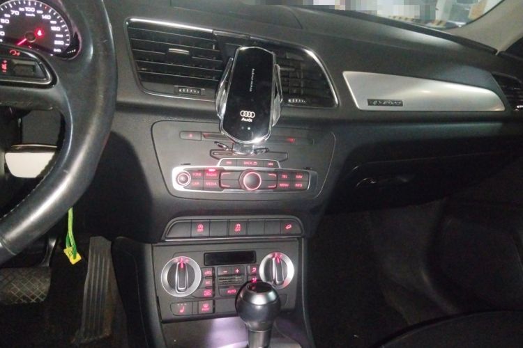 Used Audi Q3 2013 35 TFSI quattro Technology Edition Audio And AC Panel