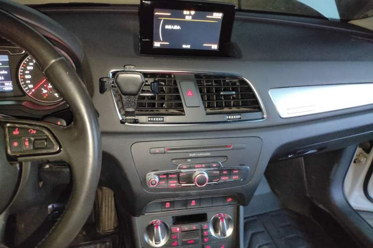 Used Audi Q3 2013 35 TFSI quattro Technology Edition Audio And AC Panel