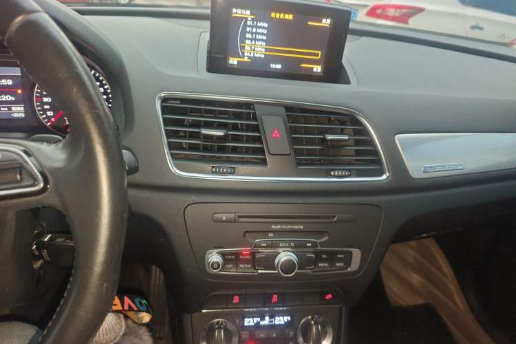 Used Audi Q3 2013 35 TFSI quattro Technology Edition Audio And AC Panel