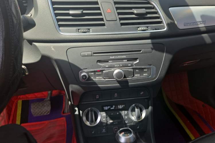 Used Audi Q3 2013 35 TFSI quattro Comfort Model Audio And AC Panel