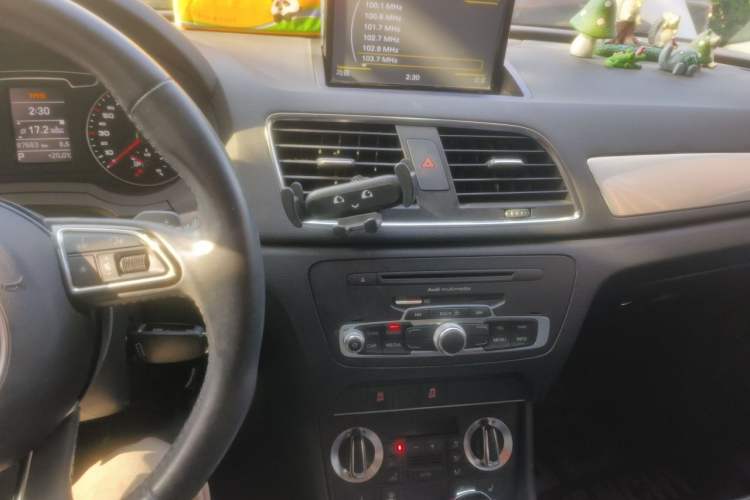 Used Audi Q3 2013 35 TFSI Ambition Edition Audio And AC Panel
