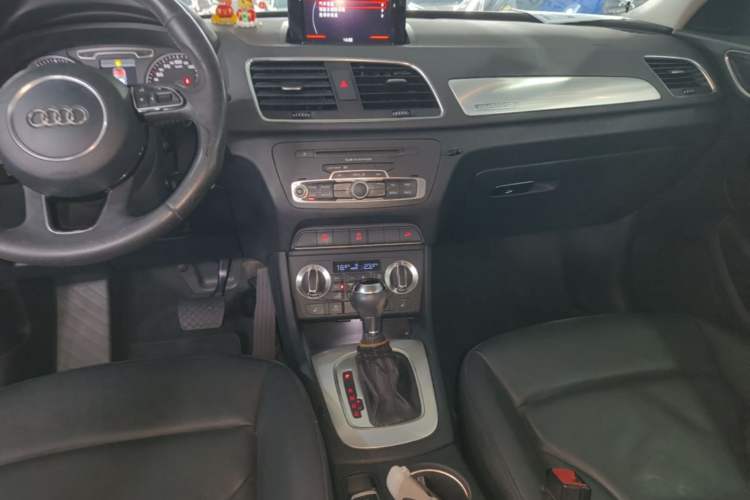 Used Audi Q3 2013 35 TFSI quattro Technology Edition Audio And AC Panel