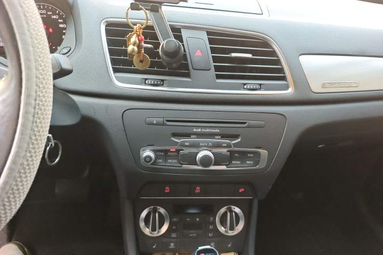 Used Audi Q3 2013 35 TFSI quattro Comfort Model Audio And AC Panel