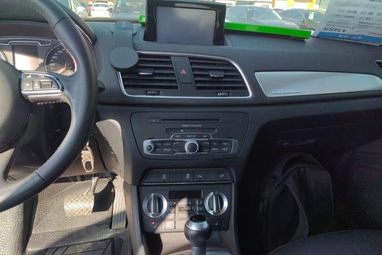Used Audi Q3 2013 35 TFSI quattro Technology Edition Audio And AC Panel