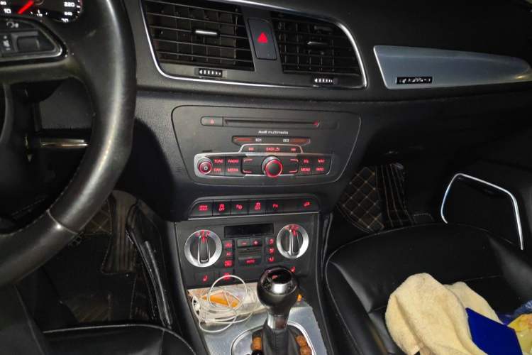 Used Audi Q3 2013 35 TFSI quattro Luxury Model Audio And AC Panel