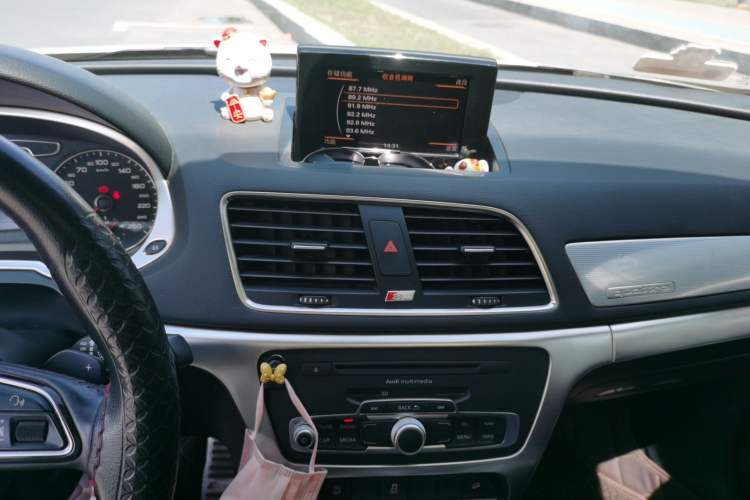 Used Audi Q3 2013 35 TFSI quattro Technology Edition Audio And AC Panel