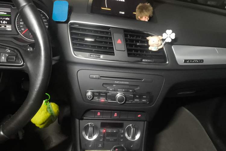 Used Audi Q3 2013 35 TFSI quattro Comfort Model Audio And AC Panel