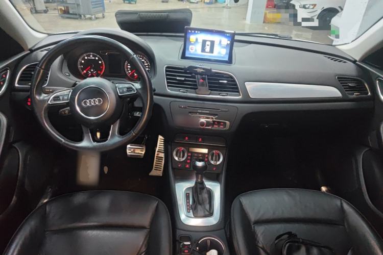 Used Audi Q3 2013 35 TFSI Comfort Model Center Console