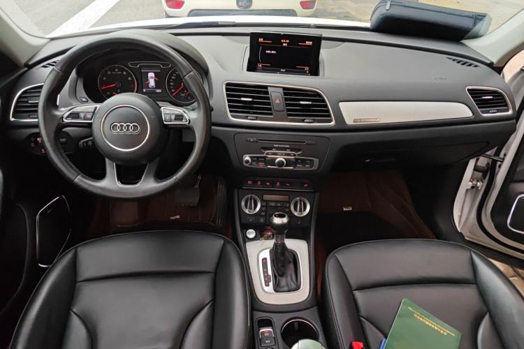 Used Audi Q3 2013 40 TFSI quattro Luxury Model Center Console