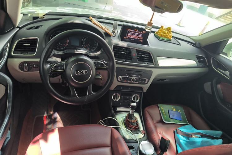 Used Audi Q3 2013 35 TFSI Comfort Model Center Console