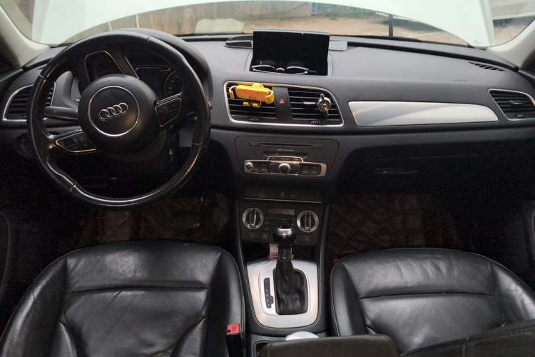 Used Audi Q3 2013 35 TFSI Comfort Model Center Console