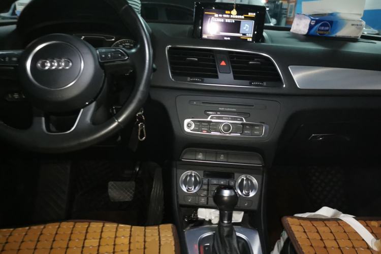 Used Audi Q3 2013 35 TFSI Comfort Model Center Console