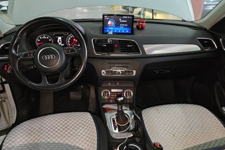 Used Audi Q3 2013 35 TFSI Comfort Model Center Console