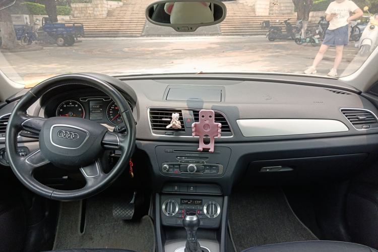 Used Audi Q3 2013 35 TFSI Ambition Edition Center Console