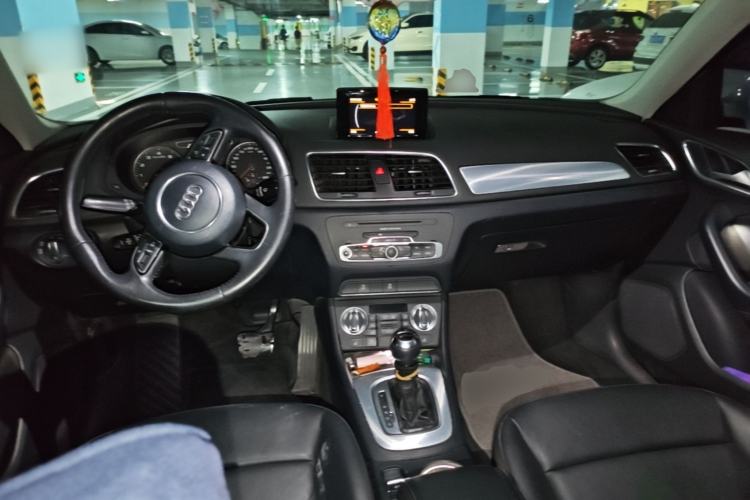 Used Audi Q3 2013 35 TFSI Comfort Model Center Console
