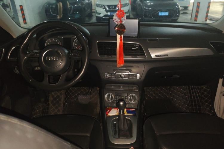 Used Audi Q3 2013 35 TFSI quattro Luxury Model Center Console