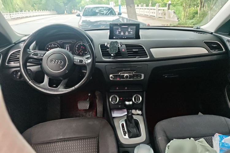 Used Audi Q3 2013 35 TFSI Ambition Edition Center Console