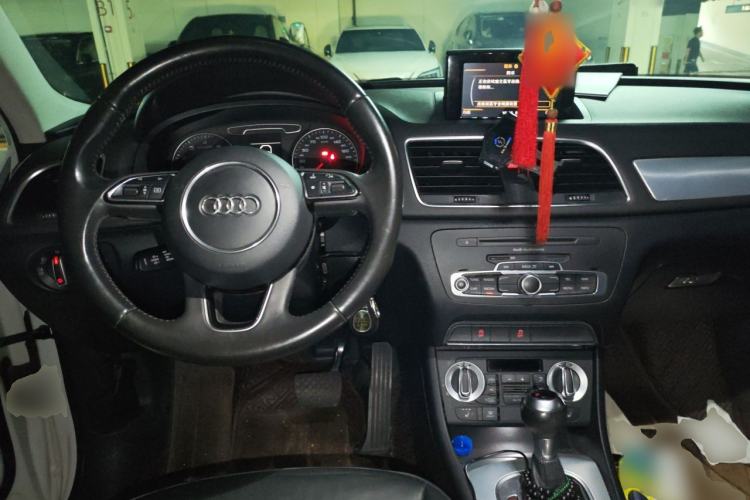 Used Audi Q3 2013 35 TFSI Comfort Model Center Console