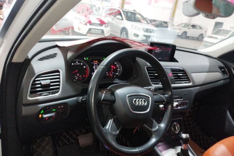 Used Audi Q3 2013 35 TFSI Ambition Edition Center Console
