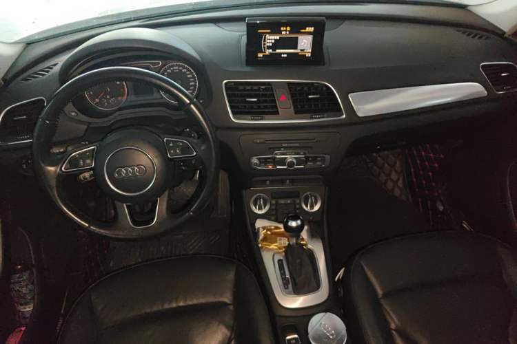Used Audi Q3 2013 35 TFSI Comfort Model Center Console