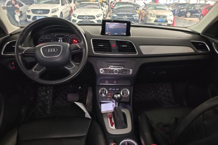 Used Audi Q3 2013 35 TFSI Ambition Edition Center Console