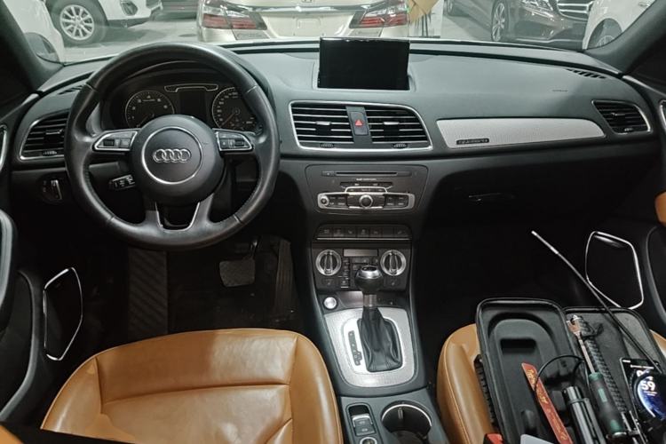 Used Audi Q3 2013 40 TFSI quattro Luxury Model Center Console