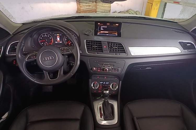 Used Audi Q3 2013 35 TFSI quattro Technology Edition Center Console