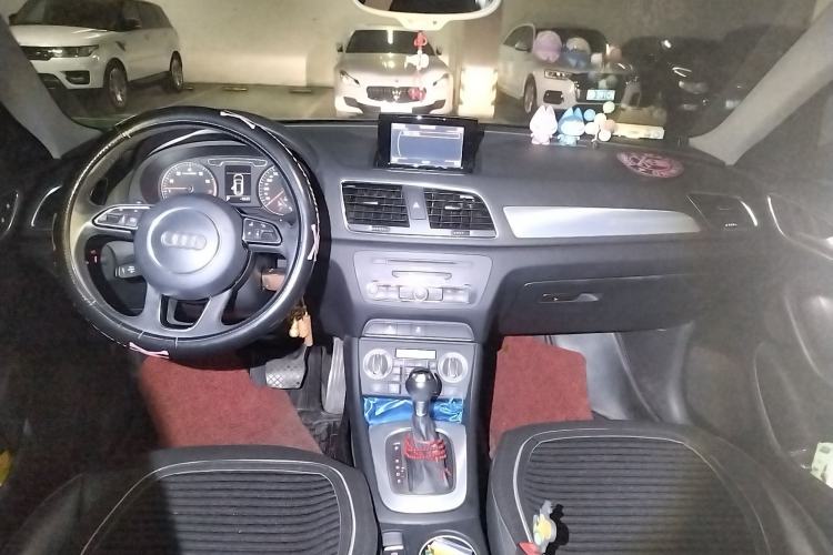 Used Audi Q3 2013 35 TFSI Comfort Model Center Console