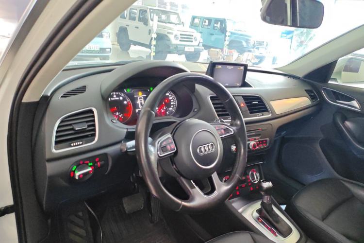 Used Audi Q3 2013 35 TFSI Comfort Model Center Console