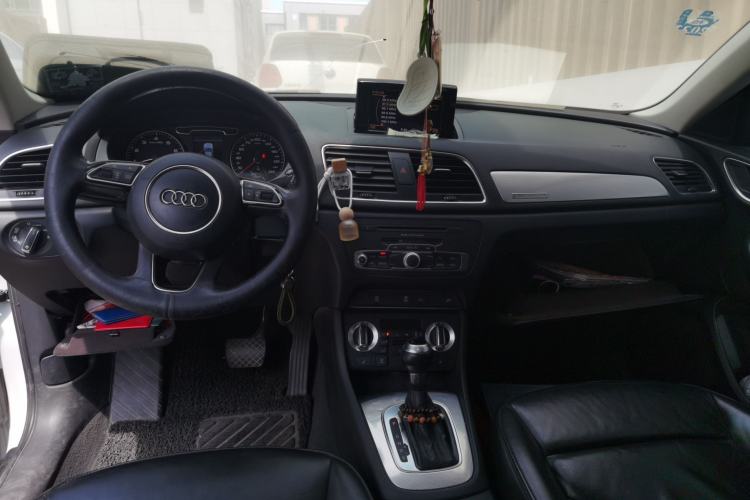 Used Audi Q3 2013 35 TFSI quattro Comfort Model Center Console