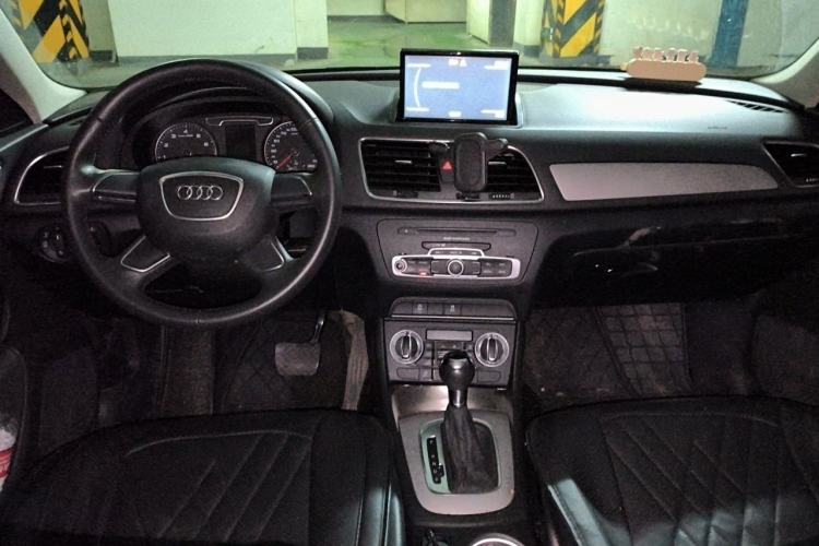 Used Audi Q3 2013 35 TFSI Comfort Model Center Console
