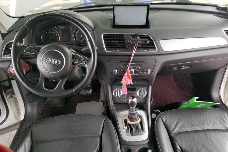 Used Audi Q3 2013 35 TFSI Comfort Model Center Console