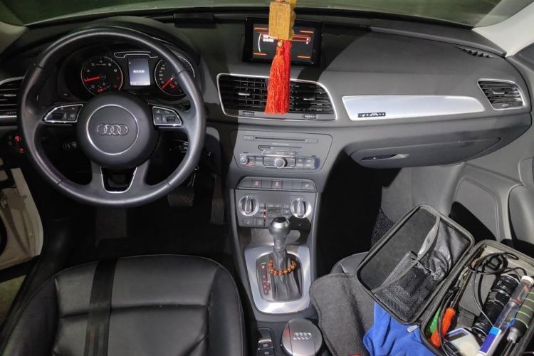 Used Audi Q3 2013 35 TFSI quattro Comfort Model Center Console
