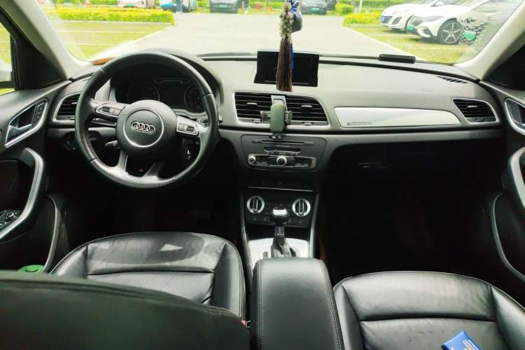 Used Audi Q3 2013 35 TFSI quattro Comfort Model Center Console