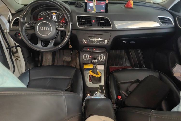 Used Audi Q3 2013 35 TFSI Comfort Model Center Console