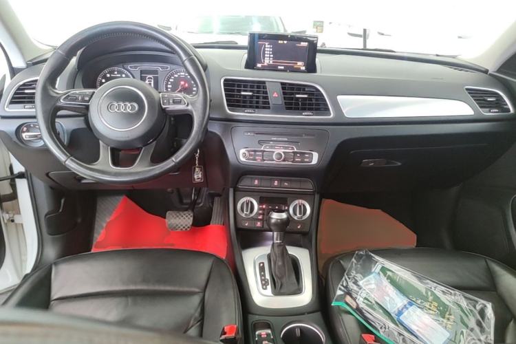 Used Audi Q3 2013 35 TFSI Comfort Model Center Console