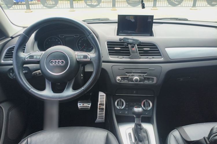Used Audi Q3 2013 35 TFSI Comfort Model Center Console